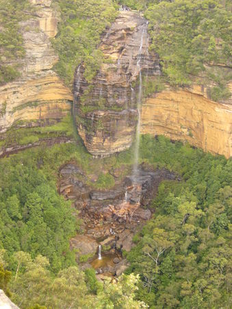 Und hier nochmal der Wasserfall in seiner ganzen Größe von oben bis unten, was wir alles abgelaufen sind.