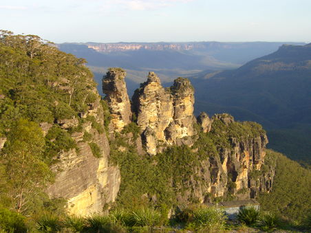 Die Three Sisters. Der Sage nach wurden drei Schwestern von ihrem Vater versteinert, weil sie sich gegen seinen Willen mit Männern eingelassen haben. Also Mädels, aufpassen!!