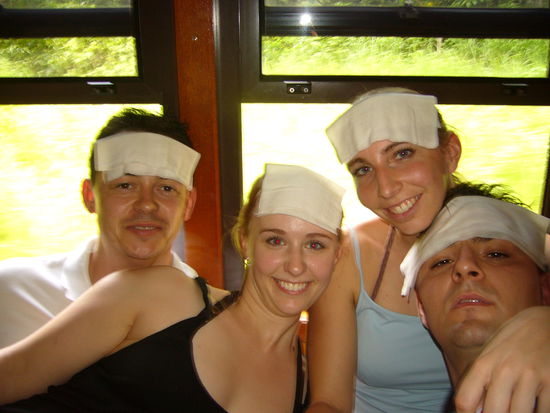In der Kuranda-Bahn bei 300 % Luftfeuchtigkeit (zumindest fuer Maenner - den Frauen scheint's ja offensichtlich zu gefallen...)