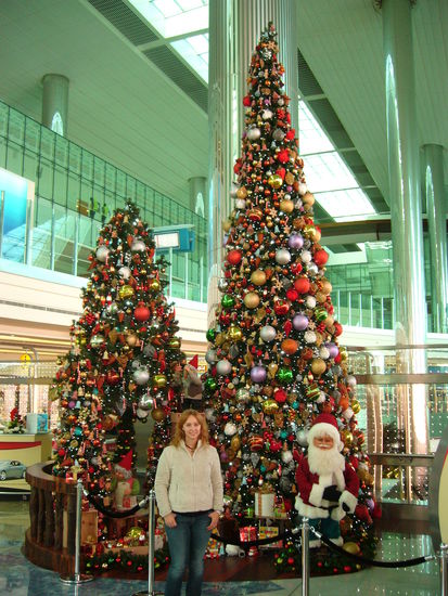 Hohoho - es weihnachtet sehr! Auch in Dubai am Flughafen...