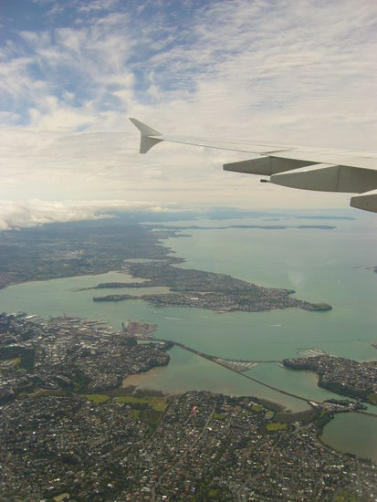 Ausblick aus dem Flugzeug beim Anflug auf Auckland