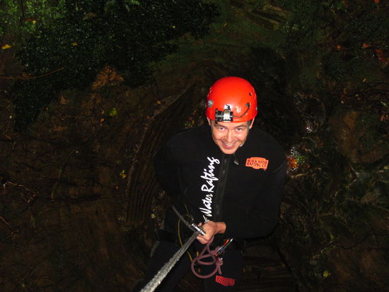 ...bevor's dann richtig ernst wird und 35 Meter senkrecht hinabgeht in die Tiefen der Waitomo Caves!