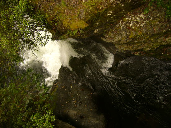 Ein Wasserfall von oben