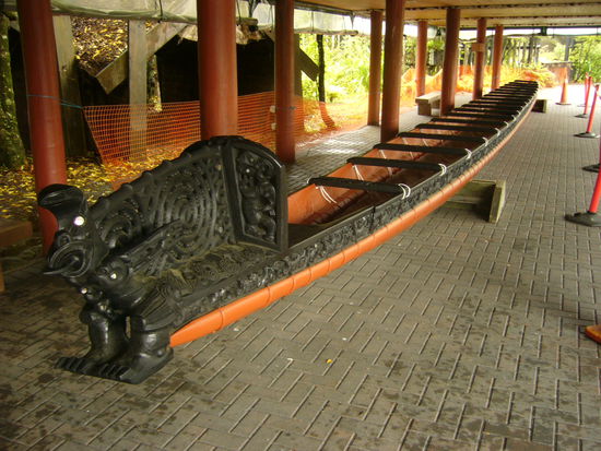 Altes Kriegskanu der Maori