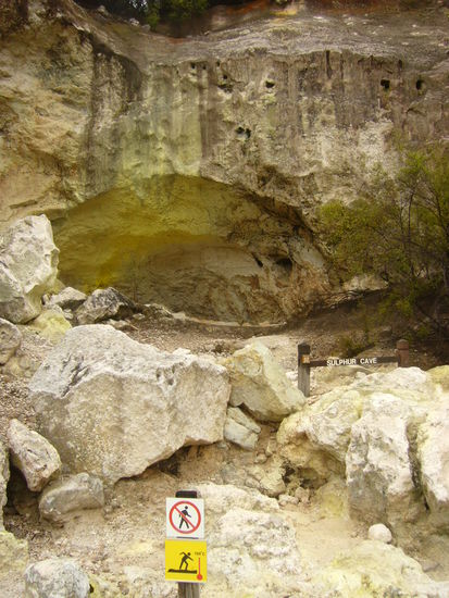 Gelbe Schwefelablagerungen in einer Hoehle