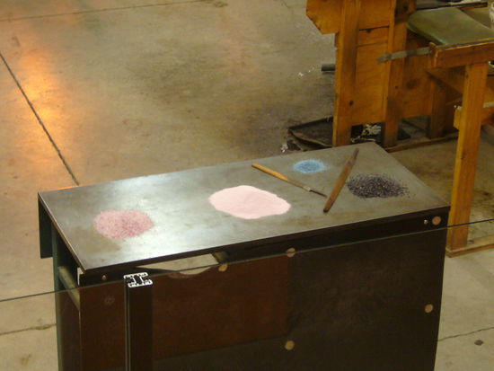 Verschiedene Glasgranulate, die auf das Glas aufgebracht wurden.