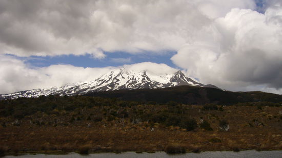 Nochmal ein Blick auf den Mt. Ruapehu, der zuletzt 1996 ausgebrochen ist. Sein Bruder einige Kilometer weiter, dessen Namen unaussprechlich ist, war Drehort bei Herr der Ringe als Mt Doom, der Schicksalsberg.