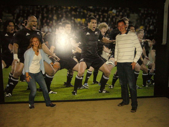 Wir inmitten der All Blacks beim Haka.
Wo Manu ihre Hand nur wieder hat...!?