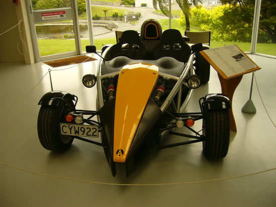 Der ist noch nicht ganz so alt, aber sauschnell - der Ariel Atom