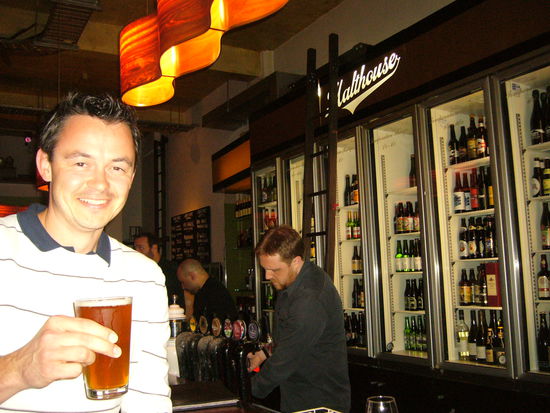 Abends sind wir dann mal ausgegangen und ich wollte mich von der regionalen Braukunst ueberraschen lassen. Und die Moral von der Geschicht: Pils brauen kann der Kiwi nicht (einige andere Biersorten, die ich mittlerweile probiert haben, schmecken allerdings sehr gut, wie z.B. Speights)