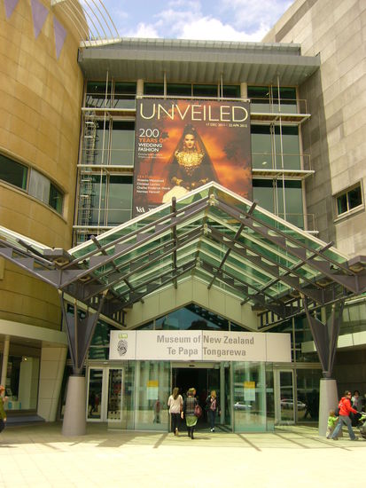 Te Papa Museum - Eintritt frei. Wir waren ca. 4 Stunden drin und es gab echt interessante Sachen zu sehen. Auch fuer Kinder war's gut erklaert.