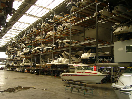 Die haben hier sogar so viele Boote, die muessen sogar schon in Hallen gestapelt werden...