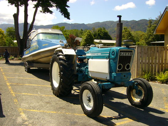 Als wir zurueck am Strand waren, sind wir mit dem Boot direkt auf diesen Anhaenger gefahren und anschliessend mit dem Traktor an Land gezogen worden. Da naemlich grad mal wieder Ebbe war, waren wir rund 100 Meter von der Strasse weg.