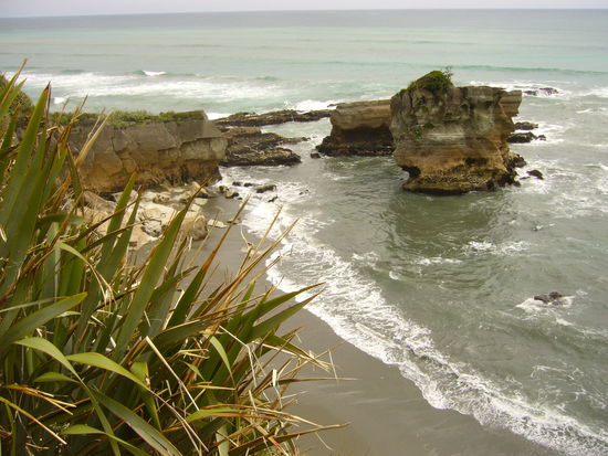 Pancake Rocks: Paparoa-Nationalpark, in dem versteinerte "Pfannkuchenfelsen" zu sehen sind, die sich aufgrund der Wellen, Wind und Regen bilden.