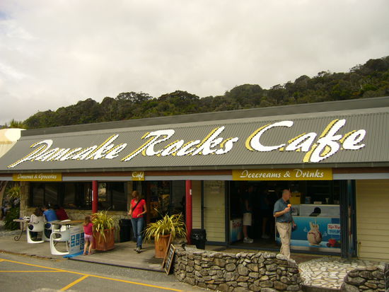 Kleine Staerkung im Pancake Rocks Cafe. Was gibt's da wohl zu Essen???
