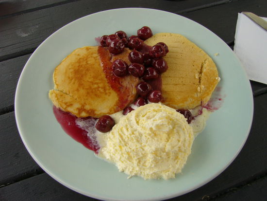 Pancakes natuerlich! Mit Cherries und Cream - yummy!