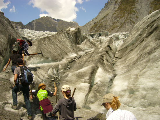 Hier sind wir bereits auf dem Gletscher, und unser Guide Sam schlaegt mit seiner Hacke Treppen ins Eis, damit wir leichter raufkommen.