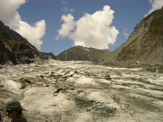 Nachdem es hier die letzten Tage nicht mehr geregnet hatte war ziemlich viel Schmutz auf dem Gletscher. Sonst waere er viel weisser gewesen...