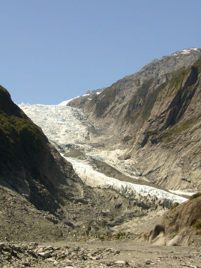 Da sich der Franz Josef Gletscher immer weiter zurueckzieht, ist dieser fuer Wanderungen gesperrt und wir konnten ihn nur von unten anschauen.