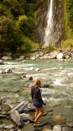 Da muss Manu natuerlich auch testen, wie kalt das Wasser ist