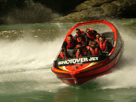 Mit unglaublicher Geschwindigkeit schiessen die Fahrer auf dem Fluss rum...