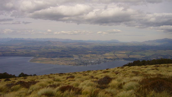 Oberhalb der Baumgrenze Blick auf See und Stadt