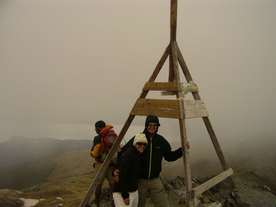 Den kleinen Umweg ueber den Gipfel des Mt Luxmore habe ich mir nicht nehmen lassen, auch wenn das Wetter leicht wanderfeindlich und der Weg ziemlich steinig war.