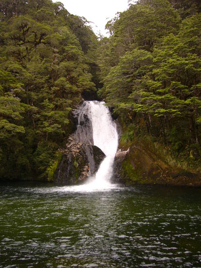 Und hier noch der Wasserfall in der Naehe unserer 2. Huette, bei dem man sofort von einer Wolke von Sandflies umgeben war, sobald man stehen geblieben ist. Deshalb waren wir da auch nicht lang und Manu war nicht im Wasser...