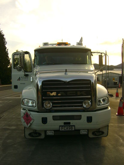 Manu gefallen diese riesen Trucks so gut. An ner Tankstelle in Te Anau hat sie sich dann sogar mal hinter's Steuer setzen duerfen.