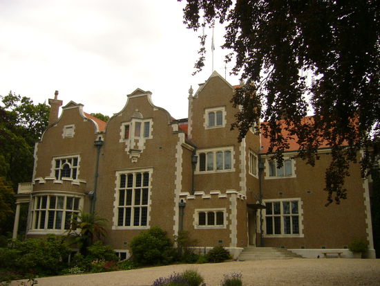 In Dunedin steht auch das Olveston Haus, das am Anfang des 20. Jahrhunderts gebaut wurde. Nicht nur wegen seiner Wohnfläche von mehr als 1.200 Quadratmetern und dem wunderschönen Garten wäre das Gebäude auch heute noch ein Wohntraum. Besichtigt werden kann es allerdings nur mit Führung, die wir natürlich mitgemacht haben. War echt beeindruckend!