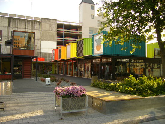 Kämpferisch, wie Neuseeländer nun mal sind, lassen sie sich aber nicht unterkriegen und haben übergangsweise ein Shopping-Center aus Container errichtet.