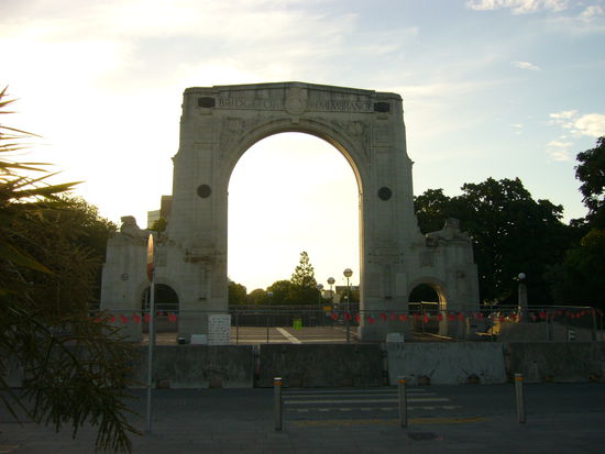 Die Bridge uf Remembrance, die als Mahnmal für die Toten des Weltkriegs errichtet wurde, ist ebenfalls gesperrt.