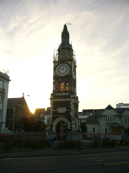 Hier der Clocktower, auf dem die Zeit des Bebens um 12:51 mittags immer noch zu sehen ist.