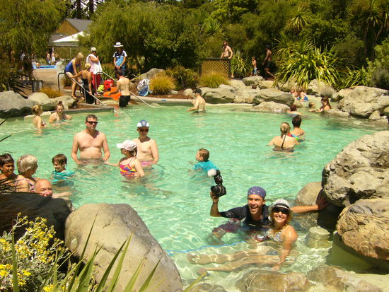 Das war ein französischer Fotograf, der Bilder von den Leuten im Pool gemacht hat. Passiert ihm wahrscheinlich auch eher selten, dass mal einer der Badegäste den Spieß umdreht...