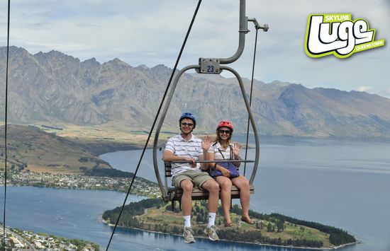 In Queenstown beispielsweise sind wir auf dem Berg über der Stadt mit so ner Art Rodel ne betonierte Piste runtergeschossen. Erst mal mit dem Sessellift und Helm den Hügel hoch...