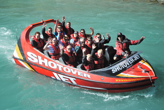 Das sind die Bilder von uns mit unserem Fahrer Mike im Jetboat auf dem Shotover River. Einige weitere Bilder haben wir ja bereits im Kapitel Queenstown drin.