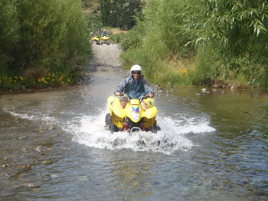 In Hanmer Springs haben wir noch ne Quadtour gemacht. Nach einer ersten Einweisung und kleinen Fahrübungen sind wir dann losgezischt. Da ging's durch's Wasser (was Manu natürlich wieder besonders viel Spaß gemacht hat)...