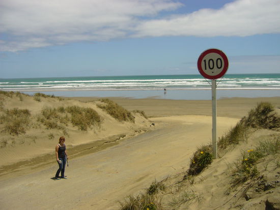 Am Strand darf man genauso schnell fahren wie auf der Autobahn - die haben hier schon komische Verkehrsregeln!?