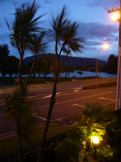 Abends unsere Aussicht von unserem Zimmer in Tairua - da ging ein ganz schoener Wind! Am naechsten Tag ist deshalb leider auch eine kleine Bootstour, die wir geplant hatten, ausgefallen.