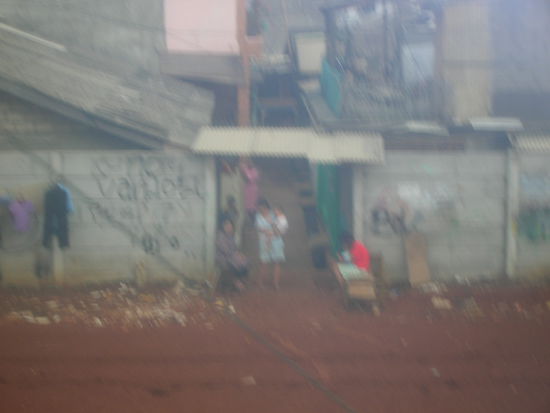 Slums von Jakarta vom Zug aus