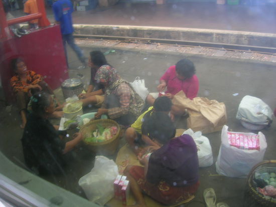 Am Bahnhof unterwegs - die Haendler versorgen dich mit koestlichem Food und anderen Leckerlis im Centbereich