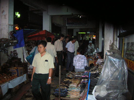 Business Hauptstrasse in Yoga - quasi ein Abklatsch der Kao San Road in Bangkok ............nur ohne abgefreakte Yugi-Traveller