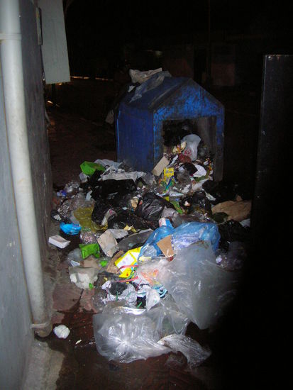 Vergesst das mit der Muelltrennung - normales Strassenbild in jeder Hauptstadt in SOA - hier in Yogakarta