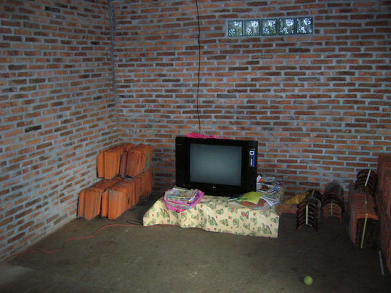 und natuerlich ein Fernseher - dafuer hat er sich extra einen Kredit bei der Dorfgemeinschaft aufgenommen...........und arbeitet es ab - Sie helfen sich gegenseitig bei allem und der Verband in den Doerfern ist selbst beim Durchfahren spuerbar