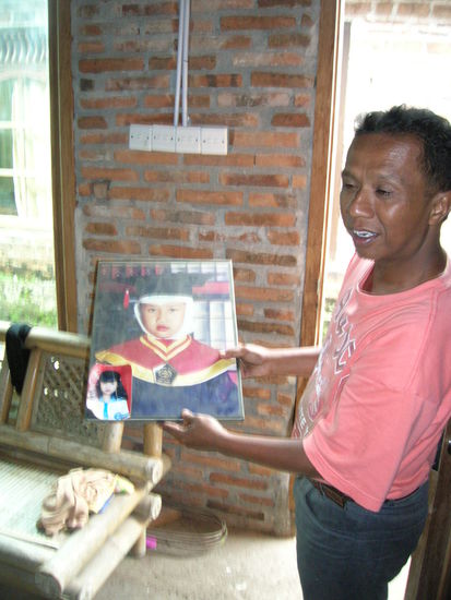 Sein ganzer stolz - ECHTE Fotos seiner Toechter.........dafuer hatte er lange gespart