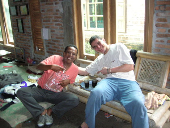 Es war gemuetlich, lustig, lecker und gaaaaaaaaaanz WARM in seinem Haus mit halbfertigem Dach.......er "heizt" mit HERZLICHKEIT 