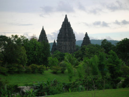 Prambanan von den Punkten zu denen Krisna micht fuehrte aus fotografiert..........ohne die 100000 Rupies eintritt zu bezahlen DENN...direkt zum Tempel kann man aktuell nicht da starke Restaurierungsarbeiten (Erdbeben 2006) anstehen - man verlangt zwar Eintritt aber man kommt dadurch nur naeher ran darf aber nicht rein........DANKE Krisna - you safed me money as well 