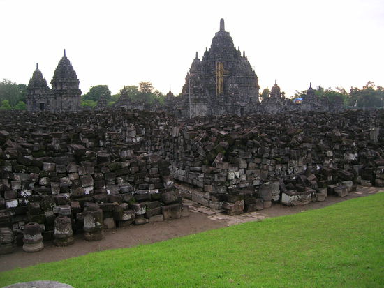 Den dahinterliegenden Nebentempel konnten wir ohne irgendwas zu zahlen besuchen..............wenn ich mir den Bericht jetzt nochmals durchlese denke ich doch; dass ich Krisna morgen einen Heiratsantrag machen werde 