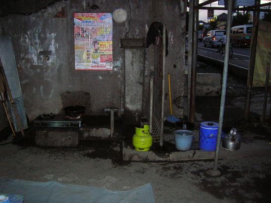 Letzter Stop der Tour - Abendessen an der Strasse - extrem koestlich - und hier wird alles zubereitet