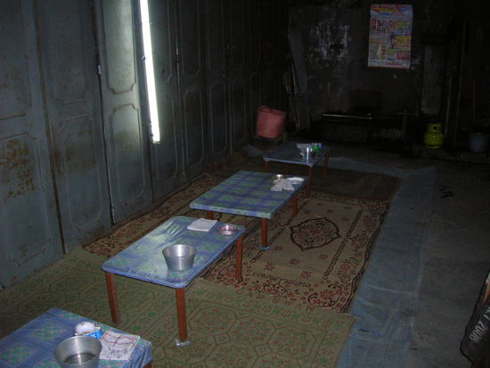 und da sitzt man dann mit freiem Blick auf die Strasse  - I simply love it